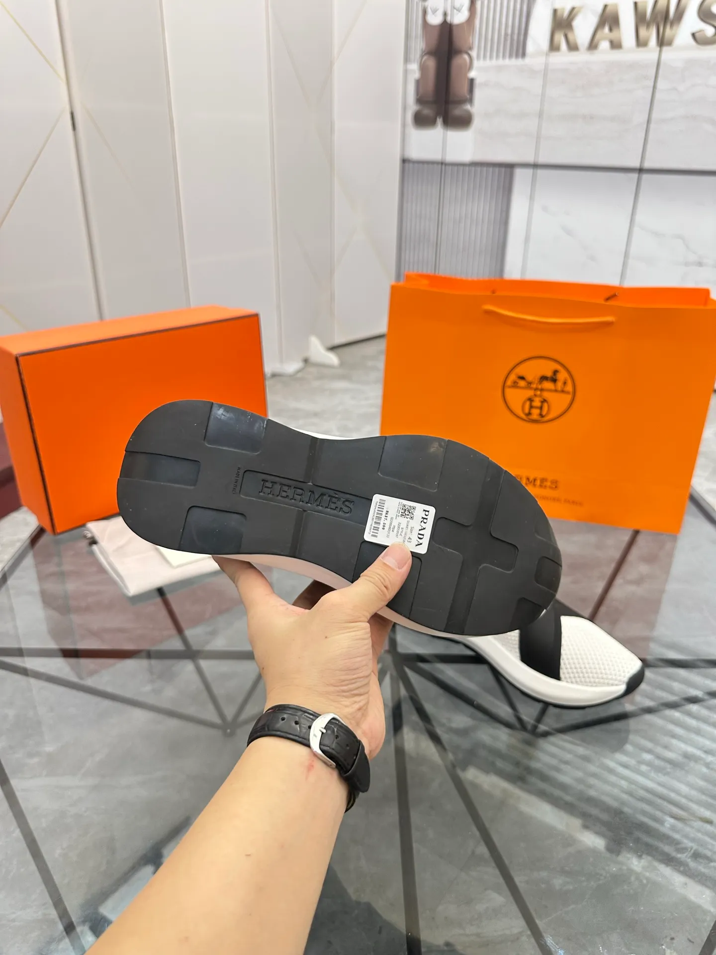 Selling men's shoes 💰: 💰P600¥ High-end top quality Product trademark: Hermes * "Hermès*" low-cut casual shoes Regular size: 38-45 (can be customized to 46) Product materials: upper imported from the counter original fly weave, breathable lining, cowhide foot pads, original outsole. No.: 001